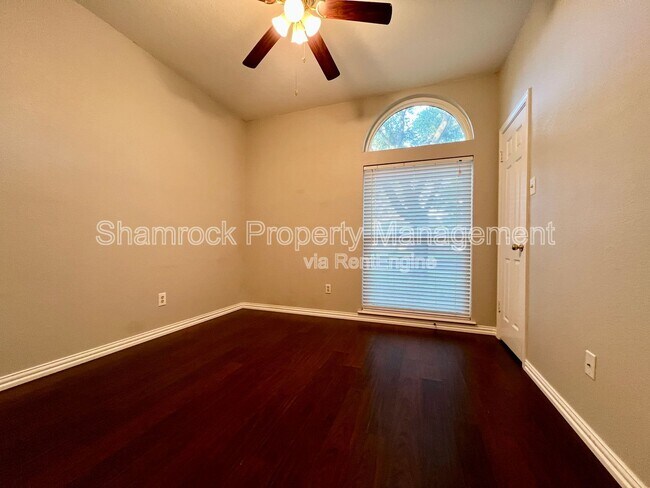 Building Photo - 208 Bonham Dr
