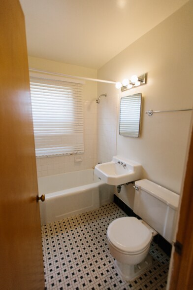 Building Photo - 618 N 90th St
