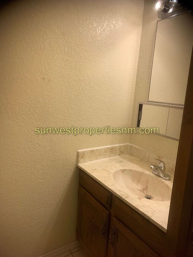 Building Photo - 3 Bedroom, 2.5 Bath 2 Story Condo