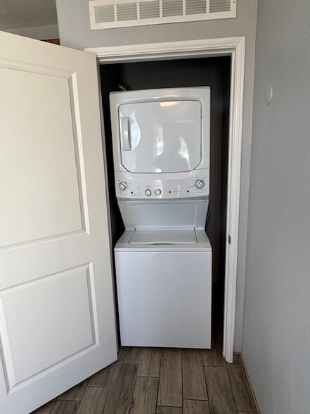 Building Photo - 7040 Almandine Way