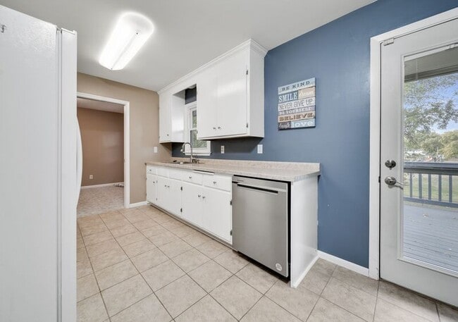 Building Photo - 6367 Zinnia Ln N