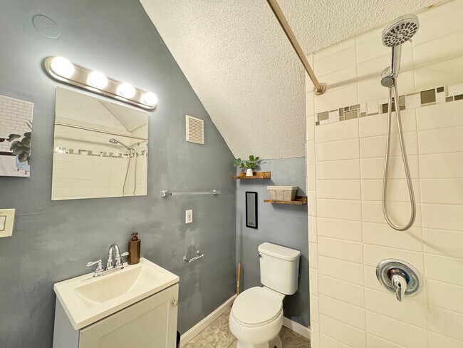 Building Photo - 23 Pond Lily Ave