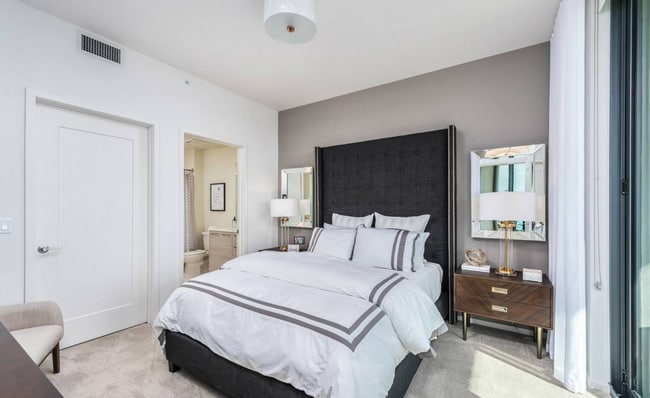 Building Photo - 2301 Laguna Cir