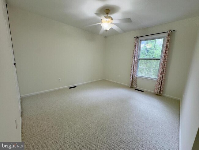 Building Photo - 15712 Edgewood Dr
