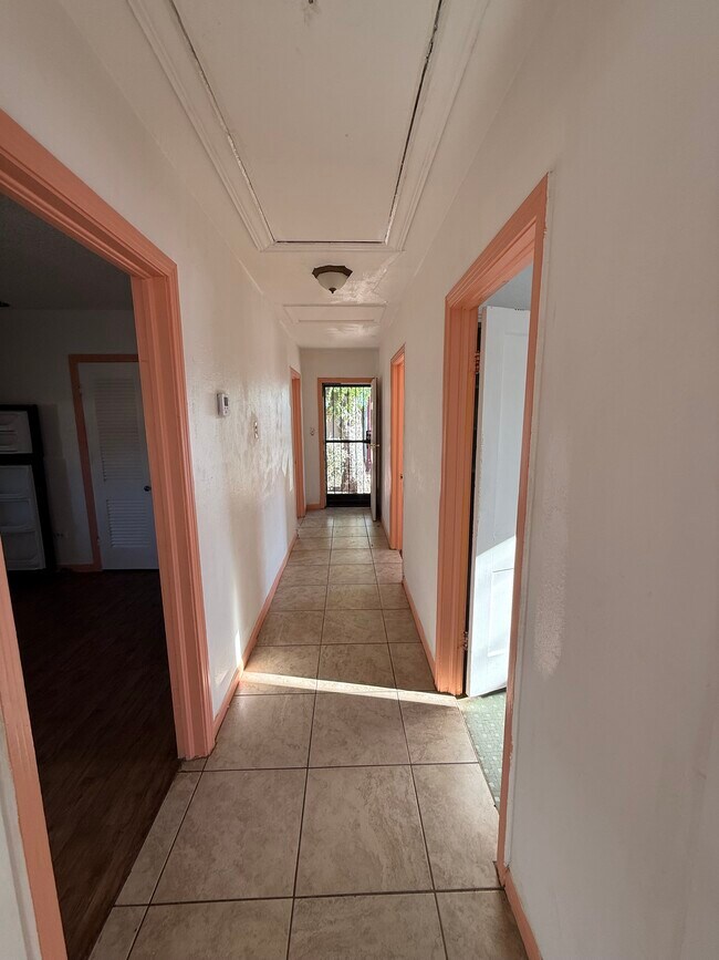 Building Photo - 1820 Aldama St