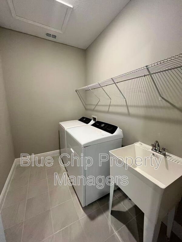 Building Photo - 1224 Pampus Dr