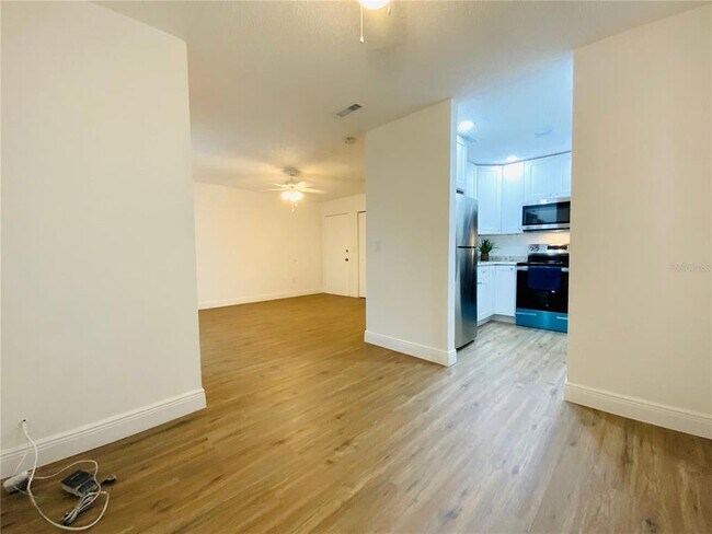 Building Photo - 305 Wellington Ct