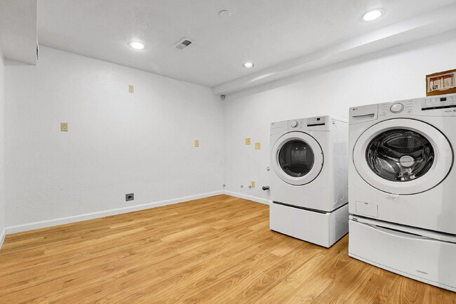 Building Photo - $2,695 - 5 Bed, 4 Bath Townhome in Aurora ...