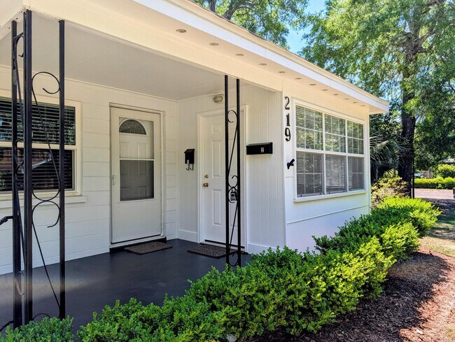 Building Photo - 219 W 7th Ave