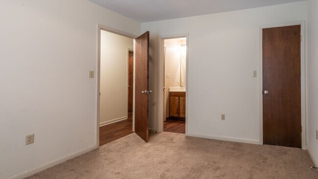 Building Photo - Woodshire Duplexes & Townhomes