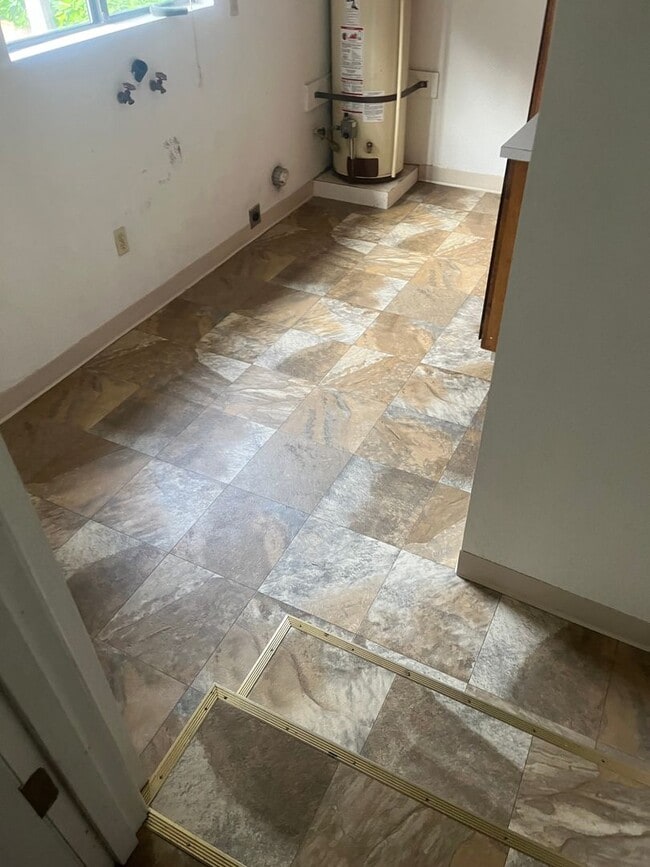 Building Photo - Nice 2 bedroom, 1 bath with yard.