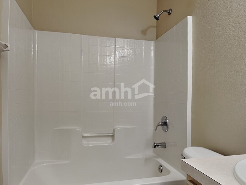 Building Photo - 632 Delmonico St NE