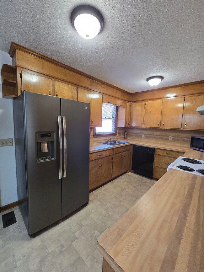 Building Photo - NEW LISTING!!!!!