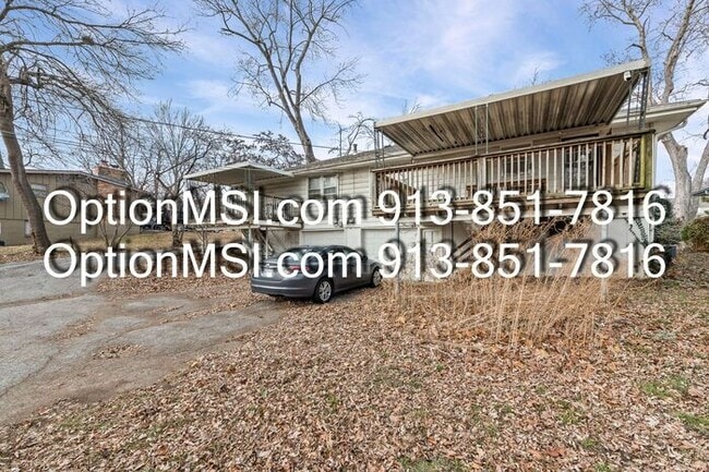 Building Photo - 1/2 month free if moved in by 1/25/26!! Spacious & Updated Duplex Near Downtown Overland Park!