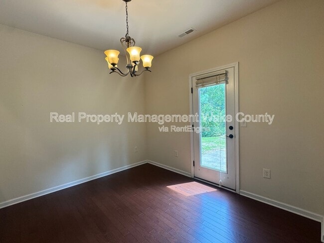 Building Photo - 2108 Chipley Dr