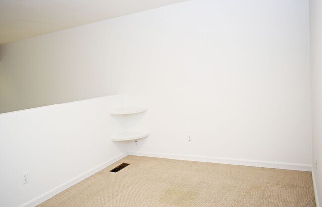 Building Photo - GRANTVILLE 1BR 1BA TOWNHOUSE - UPGRADED KITCHEN + BATH, AC, PET FRIENDLY, ASSIGNED PARKING, POOL,...