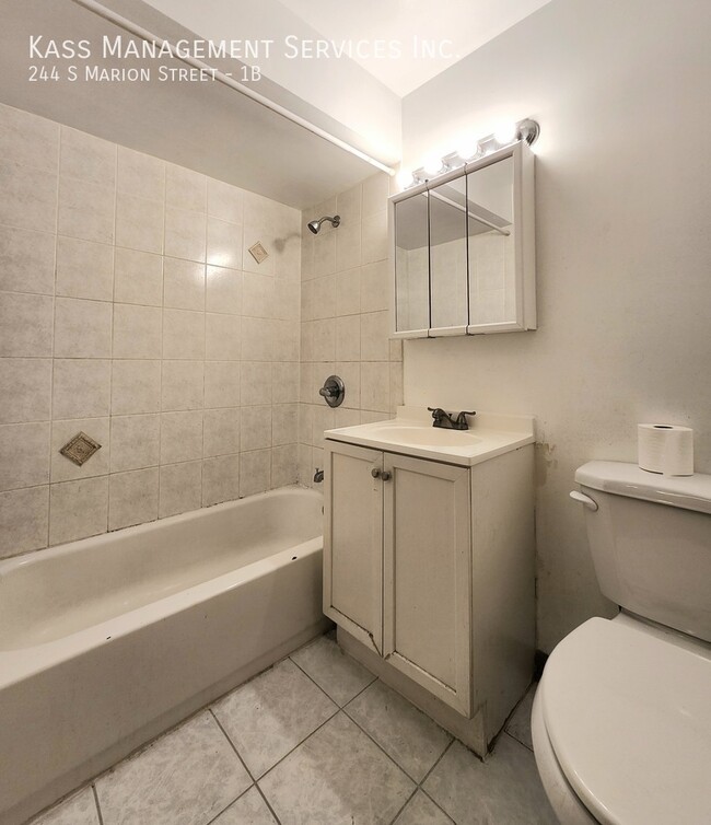 Building Photo - Spacious 1bed/1bath with Heat included, Ha...