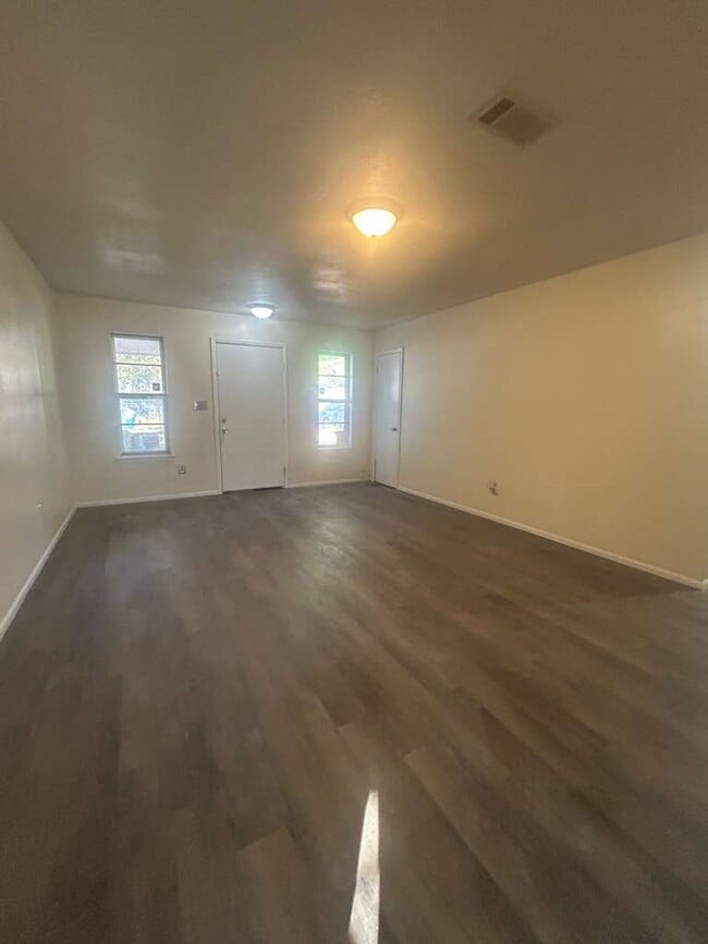 Building Photo - 1817 Victoria Dr