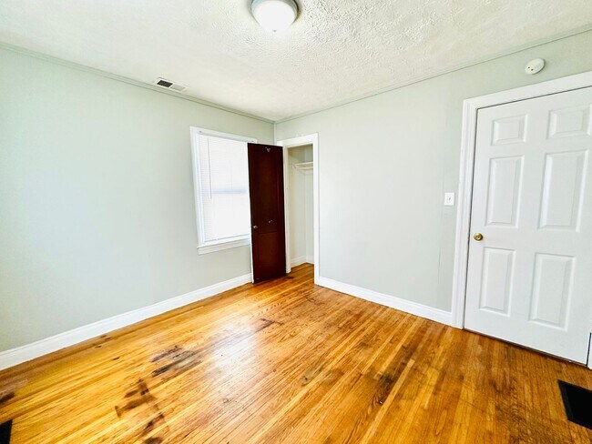 Building Photo - 3 Bedroom home in the Chickasaw Neighborho...