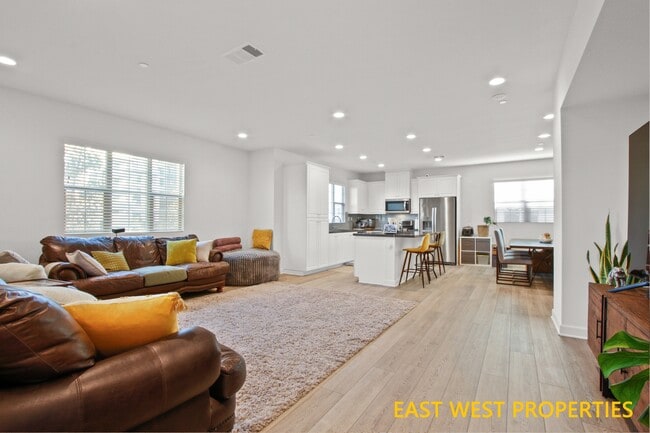 Building Photo - 140 Lantana Dr