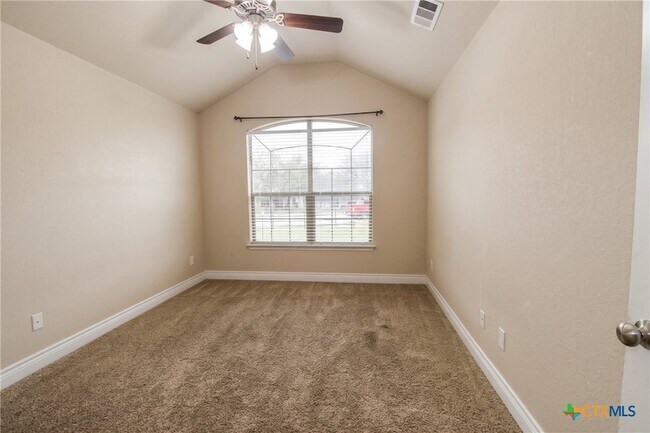 Building Photo - 1128 Pheasant Cir