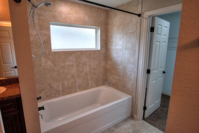 Building Photo - Spacious 4/2/2 Available Now!