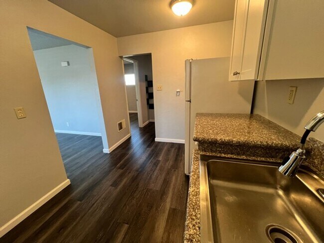Building Photo - One Bedroom Upstairs Reno Apartment