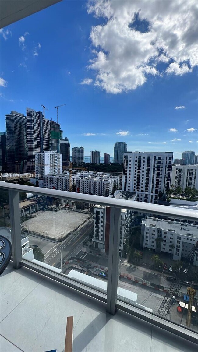 Building Photo - 1010 SW 2nd Ave