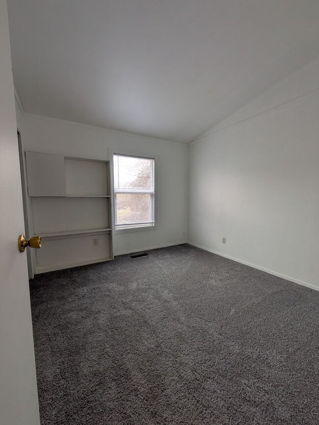 Building Photo - 3 bedroom available for an immediate move!