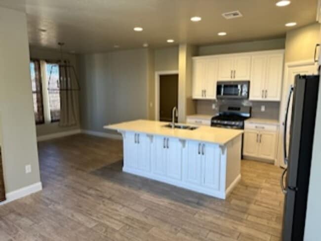 Building Photo - 4 Bedroom Condo With a Community Pool and ...