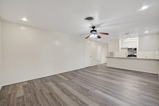 Building Photo - 9667 Meadowvale Dr