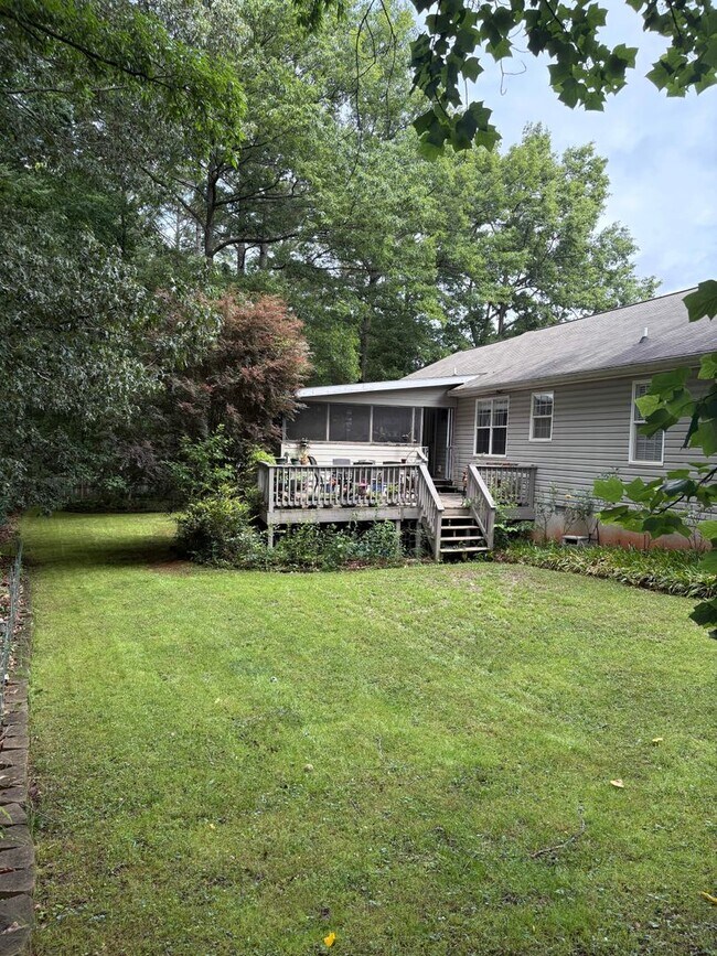 Building Photo - Large, private home in Rivercliff