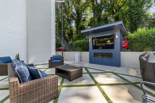 Building Photo - Furnished 1BR Studio w/ Fireplace & Deck – Prime Location!