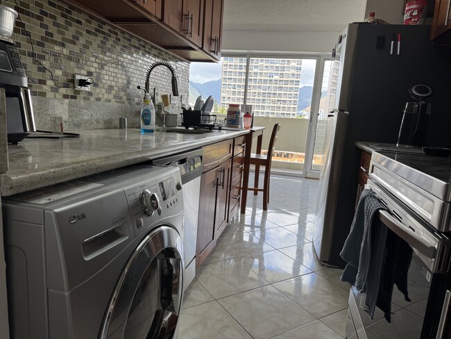 Building Photo - 2085 Ala Wai Blvd