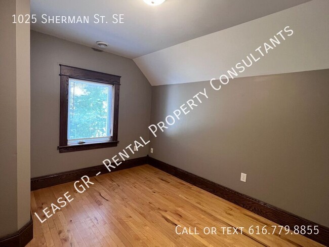 Building Photo - Three Bedroom Single Family Home - Close t...