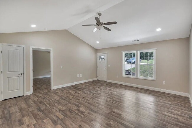 Building Photo - Charming 3-Bedroom Haven with 2 Full Baths...