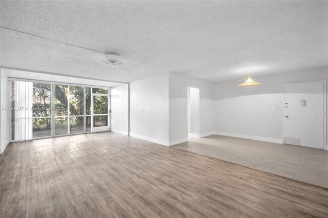 Building Photo - 940 NE 199th St