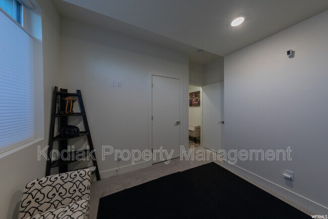 Building Photo - 1541 E Talo Ct
