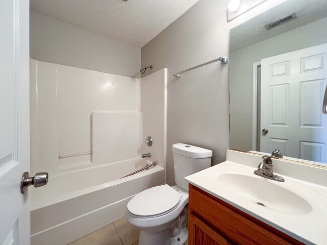 Building Photo - 2-Bedroom + office Condo Retreat with Pool Access