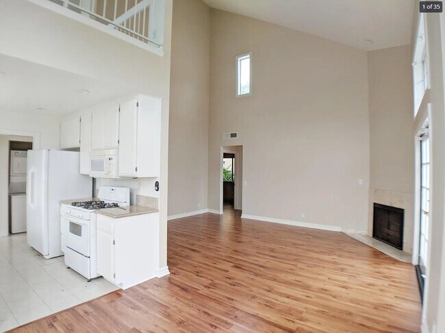 Building Photo - Carmelina Lofts