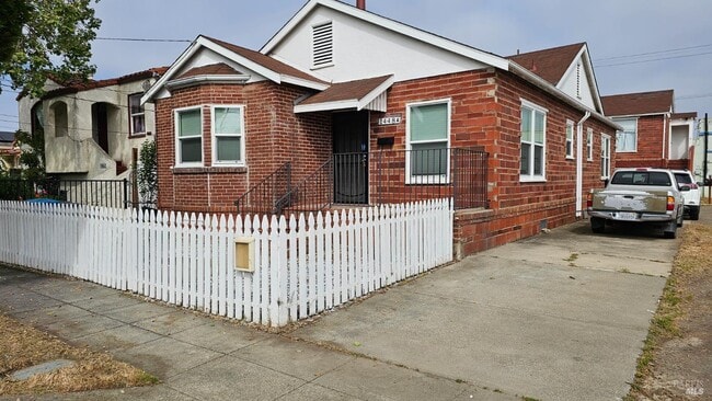 Building Photo - 1448 Rice St