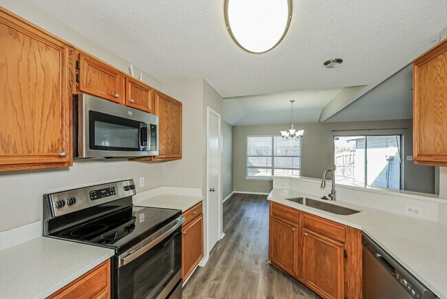 Building Photo - 1041 Glencrest Dr