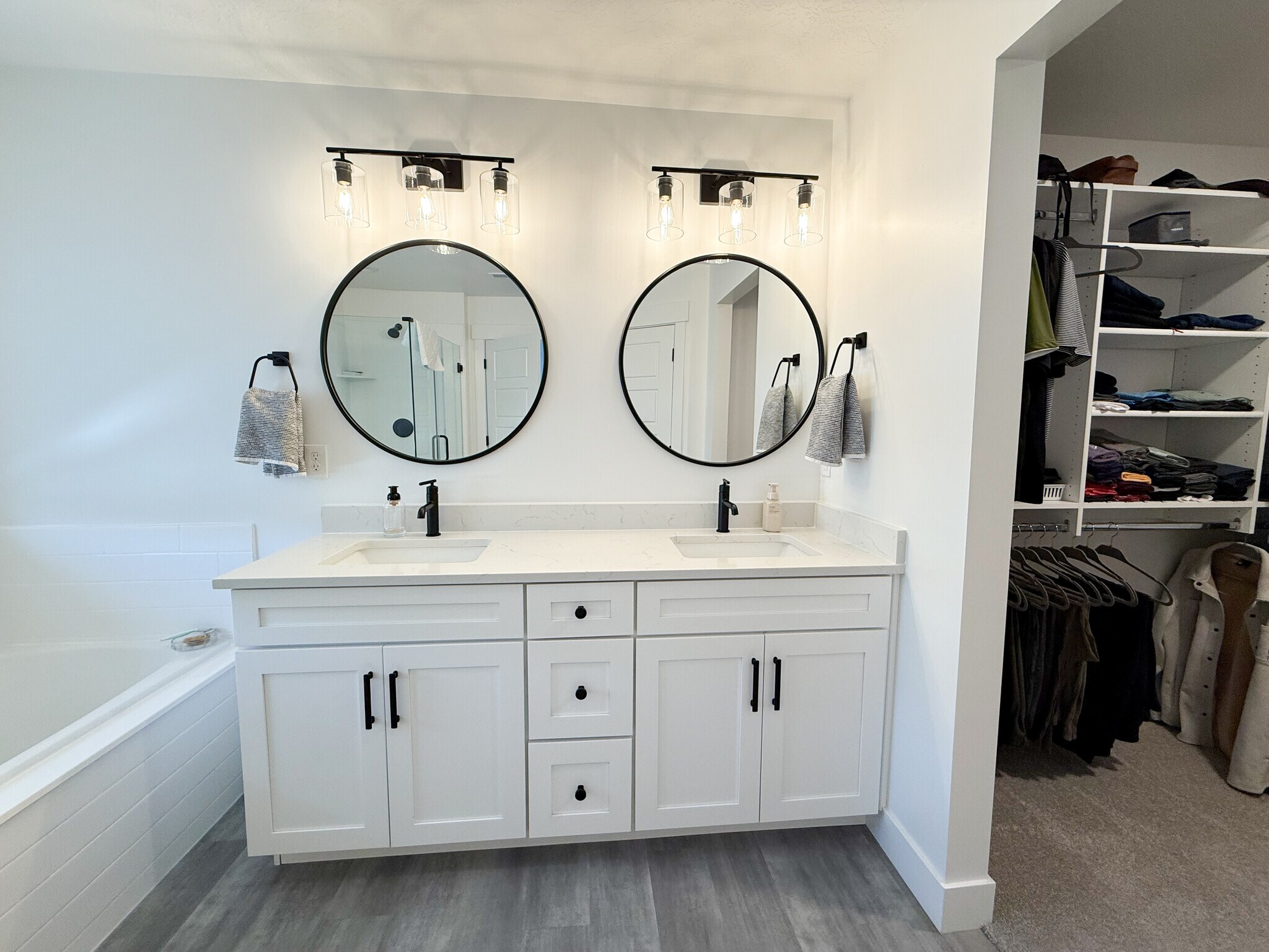 Building Photo - 118 N Lasalle Dr