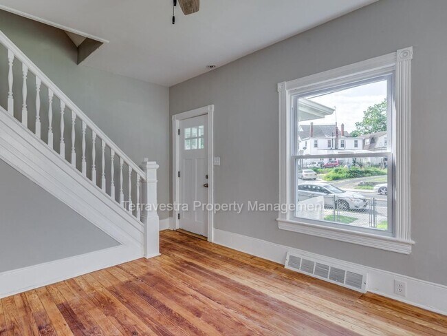 Building Photo - 116 W Main St