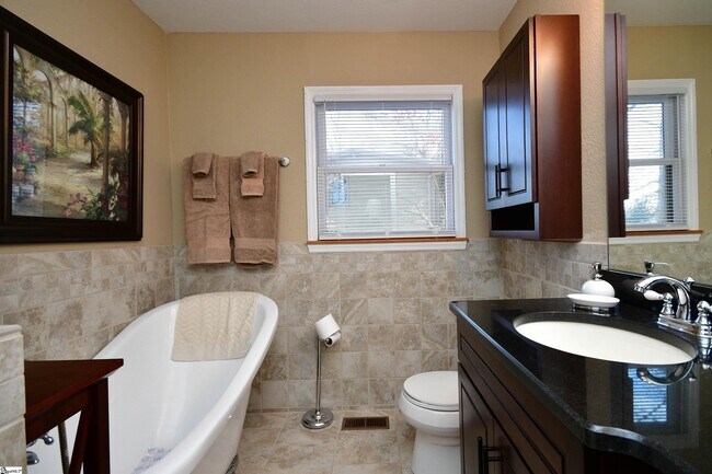 Building Photo - 1671 Hogback Mountain Rd