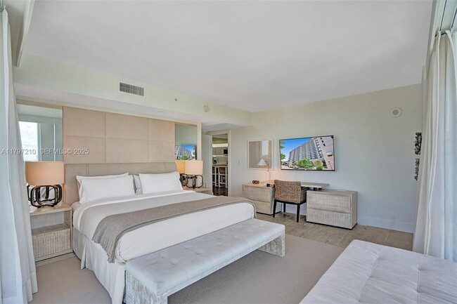 Building Photo - 102 NE 24th St