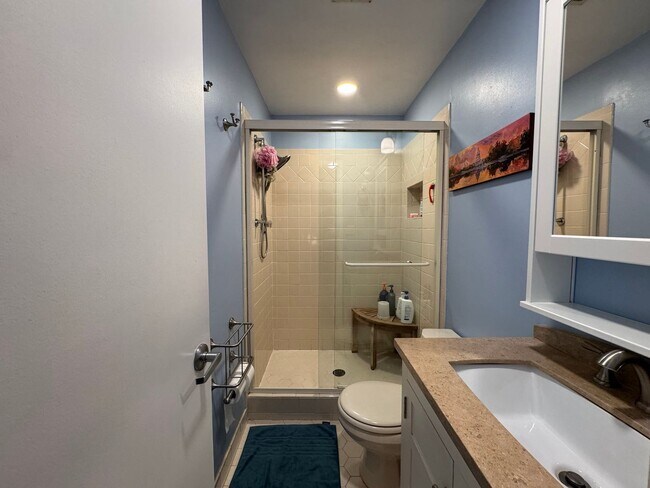 Building Photo - Refreshing 4 Bed 2/2 Bath End Unit Townhom...