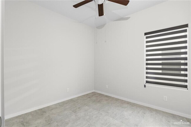 Building Photo - 402 N Alexandrite Ave