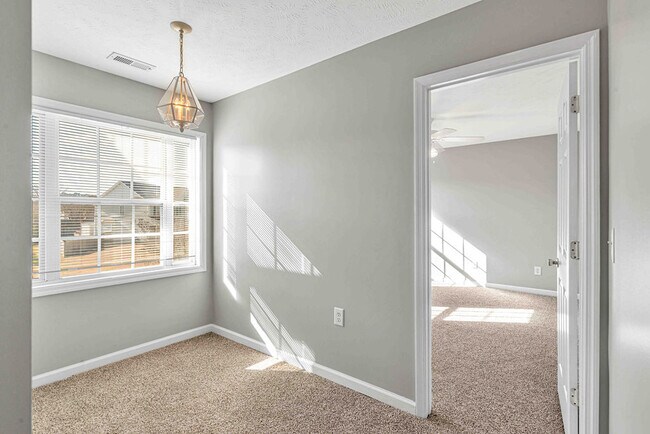 Building Photo - 302 Altavista Loop