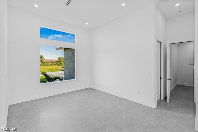 Building Photo - 512 NW 35th Pl